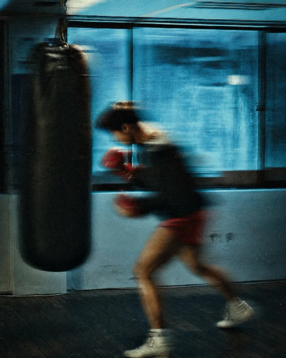 Entrenador acompañando el progreso de sus alumnos en el gimnasio