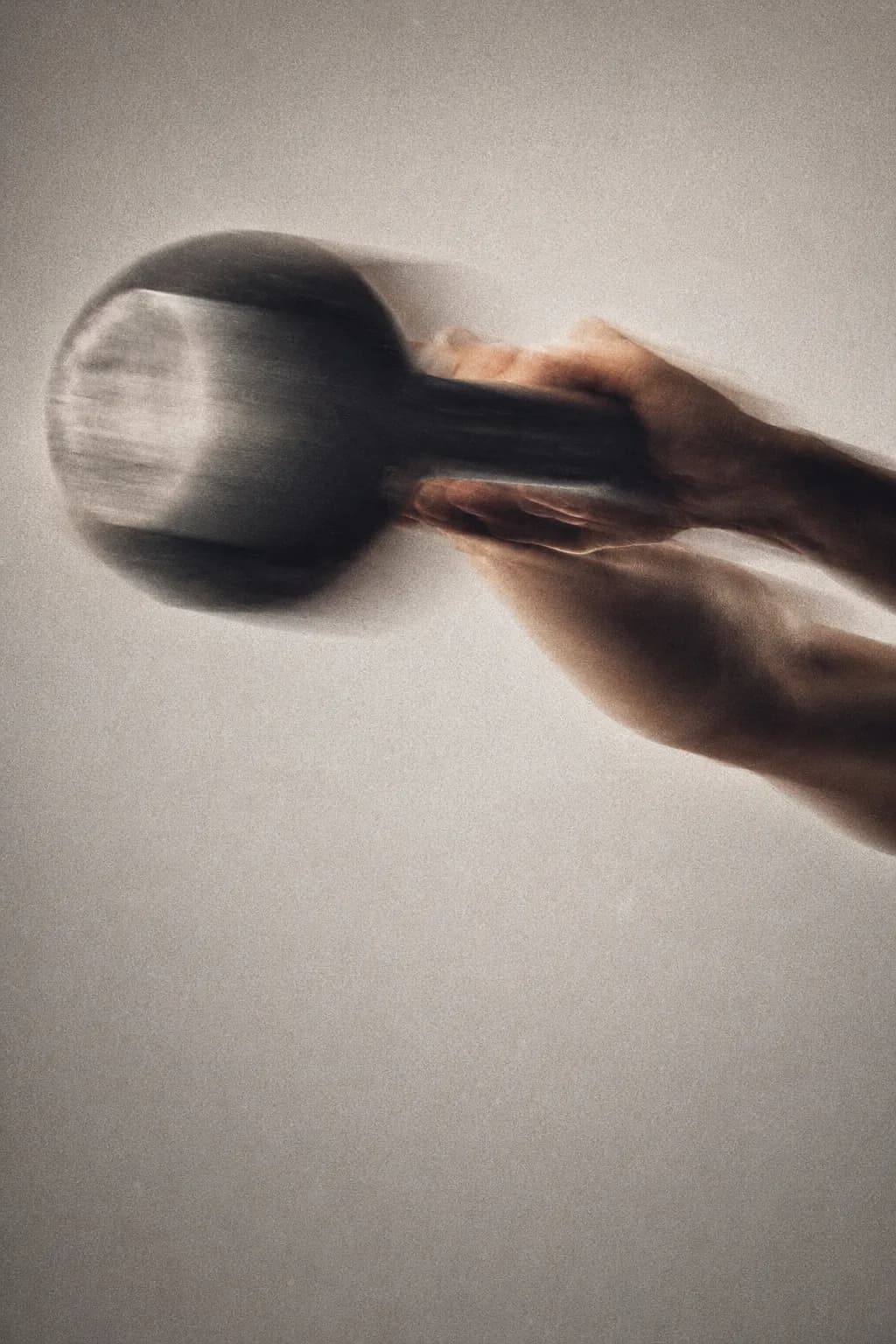 Atleta ejecutando un swing con kettlebell