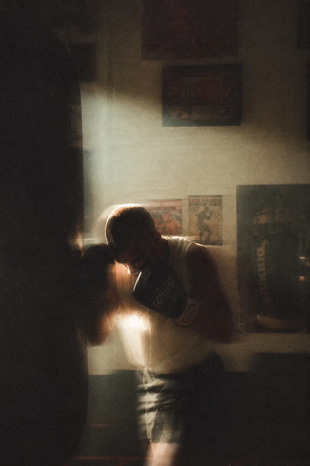Atleta treinando com saco de boxe