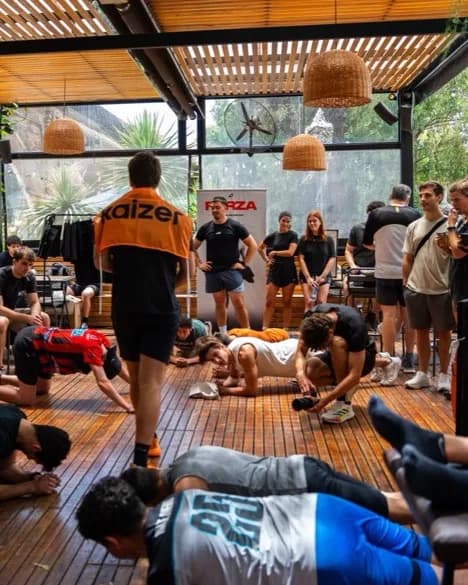 Circuito de entrenamiento en grupo bajo una pérgola, en una Fiesta Wellness de Kaizer