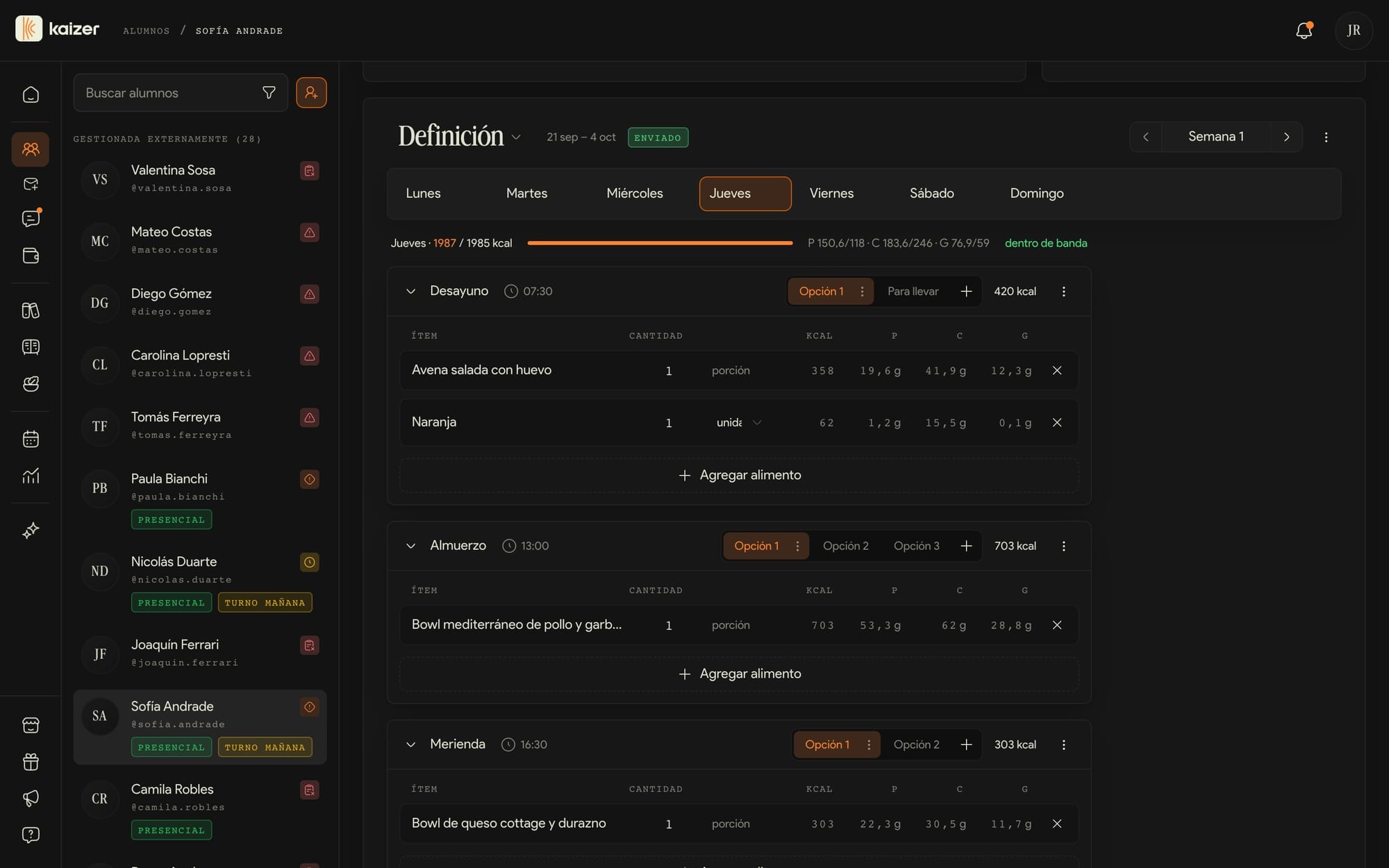El plan de comidas de una alumna en el dashboard, con el jueves medido contra el objetivo y las opciones de cada comida