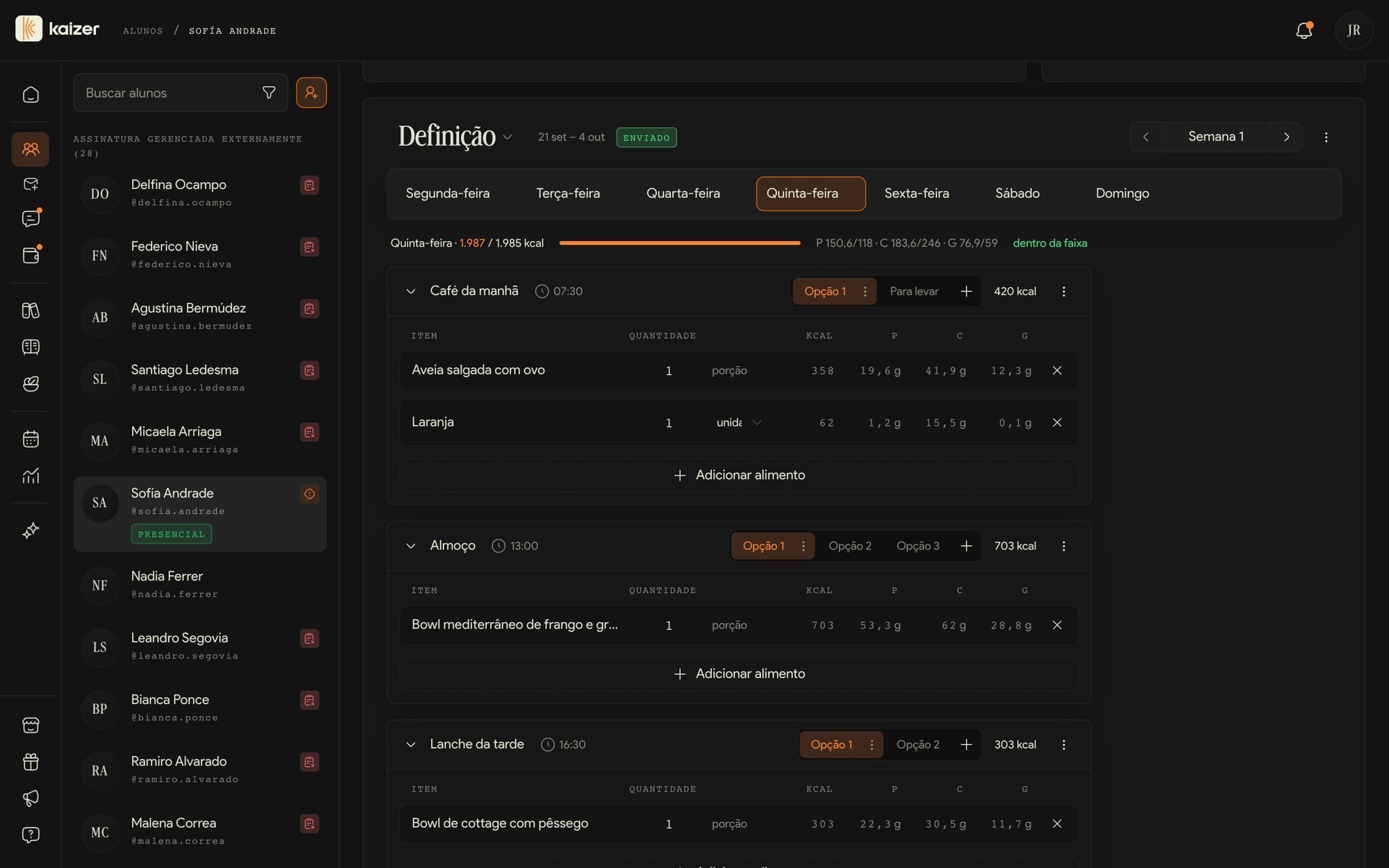 O plano alimentar de uma aluna no dashboard, com a quinta-feira medida contra a meta e as opções de cada refeição