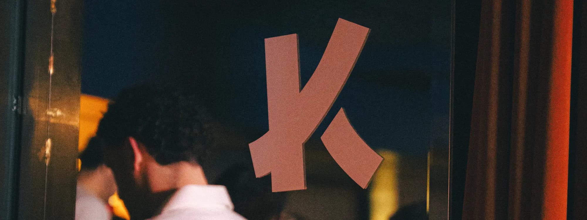 La K de Kaizer sobre un vidrio, en un encuentro de Kaizer Fitness Club